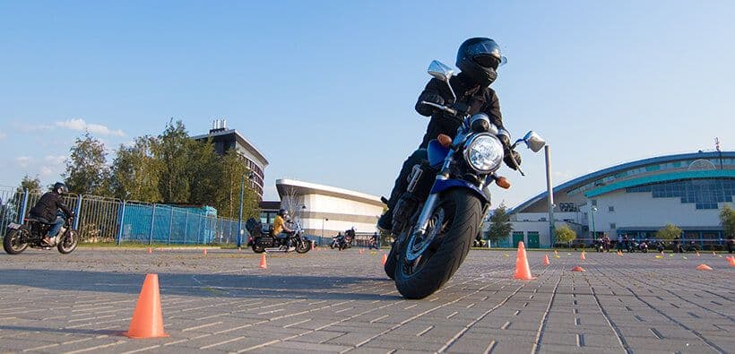Kapak görseli – Motosiklete Yeni Başlayanlara Tavsiyeler: Güvenli ve Keyifli Bir Başlangıç İçin 7 Altın Kural 