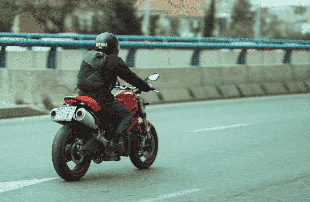 Kapak görseli – Ehliyetsiz Motosiklet Kullanılır mı? Yasal ve Hayati Gerçekler 